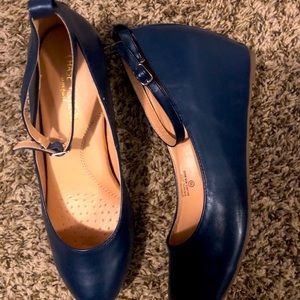 Chase & Chloe Bobby Wedge Pump - Women